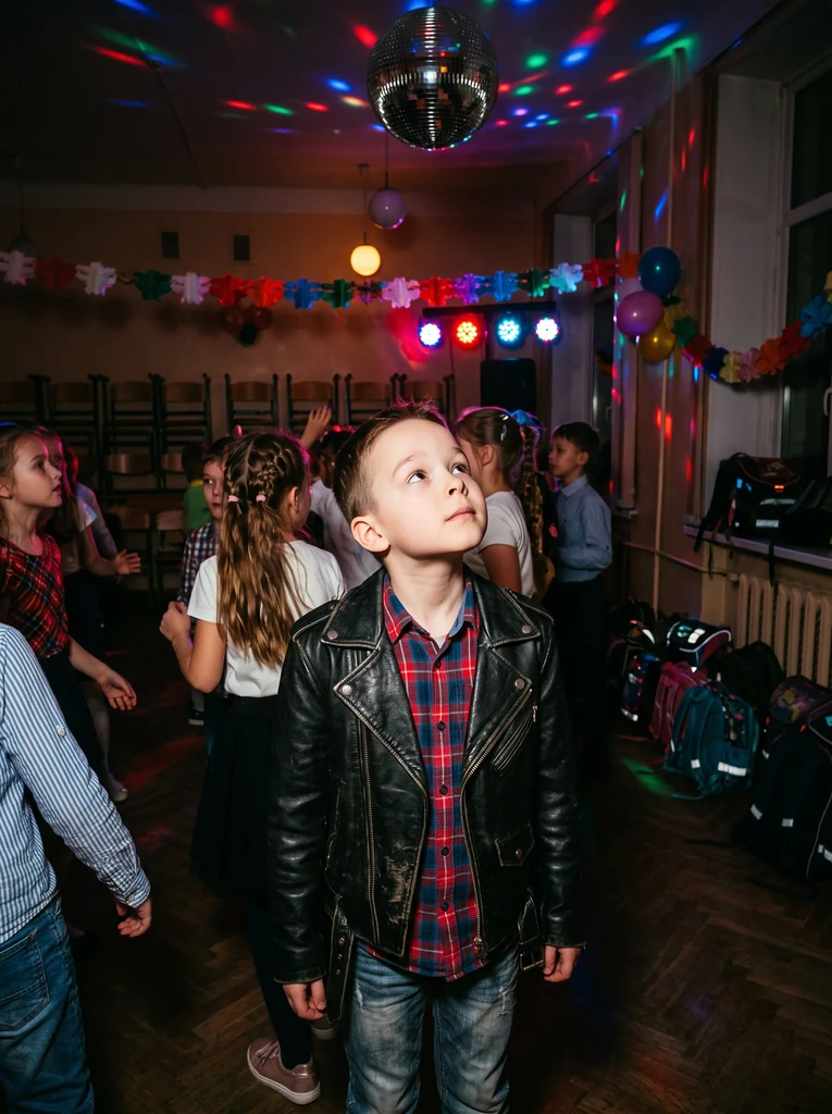 Школьная дискотека в стиле 90-х